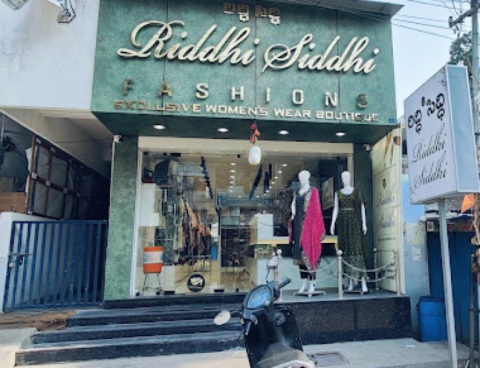 As Deepavali sales see a lull, Riddhi Siddhi Fashions  offer designs over discounts